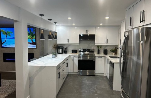 Wasaga Beach Casa | Full Cottage STEPS 2 BEACH Drive 2 Blue Mountain