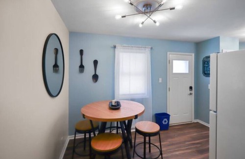 North Central Omaha Casa | Full Duplex, 8 Bedrooms, 4 Baths, 2 Kitchens