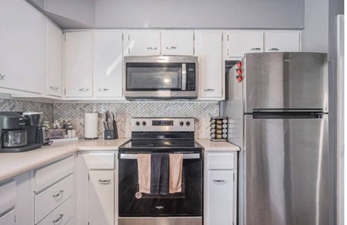 North Central Omaha Casa | Full Duplex, 8 Bedrooms, 4 Baths, 2 Kitchens
