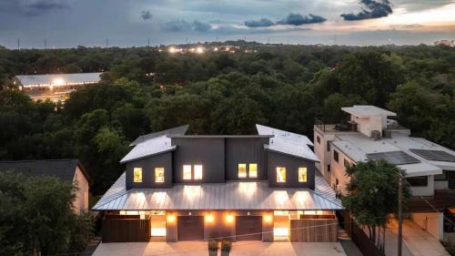 South Lamar Apartamento | Full Duplex ATX Modern Creekside Retreat 2 Pools