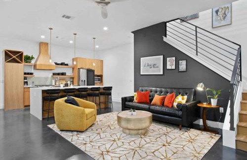 South Lamar Apartamento | Full Duplex ATX Modern Creekside Retreat 2 Pools
