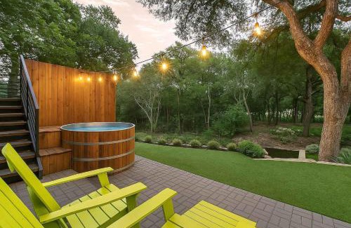 South Lamar Apartamento | Full Duplex ATX Modern Creekside Retreat 2 Pools