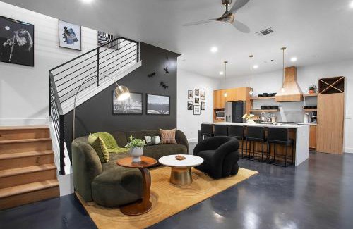 South Lamar Apartamento | Full Duplex ATX Modern Creekside Retreat 2 Pools