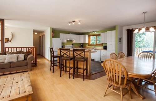 Revelstoke Casa | Full House, Sleeps 16, 2 Hot Tubs, 3 Bath, 11 beds