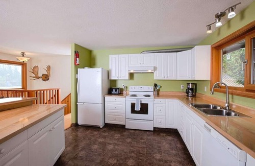 Revelstoke Casa | Full House, Sleeps 16, 2 Hot Tubs, 3 Bath, 11 beds