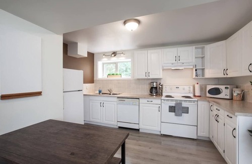 Revelstoke Casa | Full House, Sleeps 16, 2 Hot Tubs, 3 Bath, 11 beds