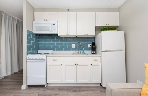 Honolulu Condominio | Full Kitchen- Free Parking- 2 Balconies