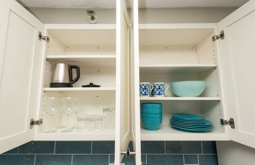 Honolulu Condominio | Full Kitchen- Free Parking- 2 Balconies