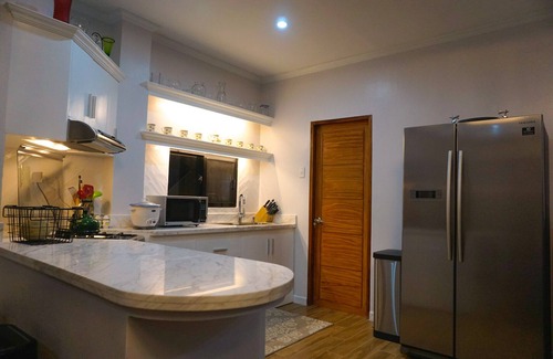 Mactan Export Processing Zone Apartamento | 10min → Aeropuerto ★ Kitch completo ★ WiFi ★ Netflix ★ A / C ★ Estacionamiento