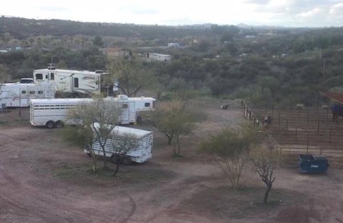 Wickenburg Alquiler De RV | Full RV Hookup with Two Covered Horse Stalls (BYO fully contained RV, SP1)