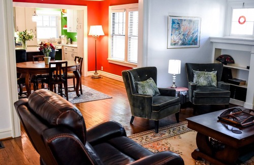 South Kansas City Casa | Full size home quiet neighborhood 5min to Plaza