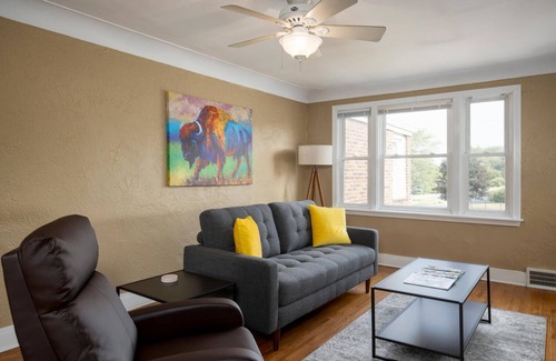 West Seneca Apartamento | Piso completo con vista al parque en South Buffalo con estacionamiento en garaje
