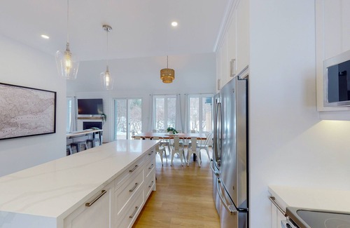 The Blue Mountains Chalet De Esquí | Full triplex near lake & ski lifts with 3 hot tubs, fireplaces, & central AC