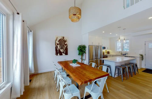 The Blue Mountains Chalet De Esquí | Full triplex near lake & ski lifts with 3 hot tubs, fireplaces, & central AC
