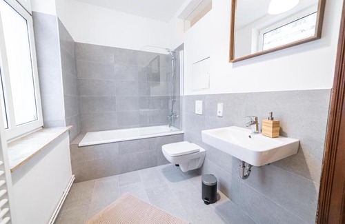 Halle Apartamento | FullHouse - Halle - NH14 - Daylight Bathroom - 3 Bedrooms