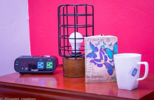 Molynes Gardens Apartamento | Fully AC'ed, Quite Neighbor, Kingston Prime location, King Bed, Wifi, Cable,Gate