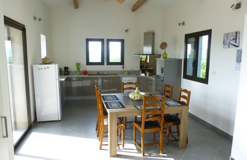Labeaume Casa | Casa independiente de piedra, grandes vistas, a 10 minutos del río, piscina privada