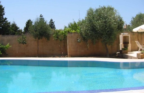 Xewkija Casa | Bungalow completamente independiente con increíble piscina desbordante de laguna y jardín amurallado