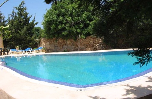 Xewkija Casa | Bungalow completamente independiente con increíble piscina desbordante de laguna y jardín amurallado