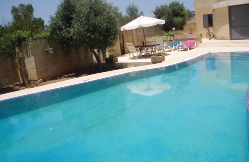Xewkija Casa | Bungalow completamente independiente con increíble piscina desbordante de laguna y jardín amurallado