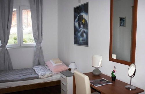 Vozdovac Apartamento | Apartamento totalmente equipado con gran jardín en Belgrado