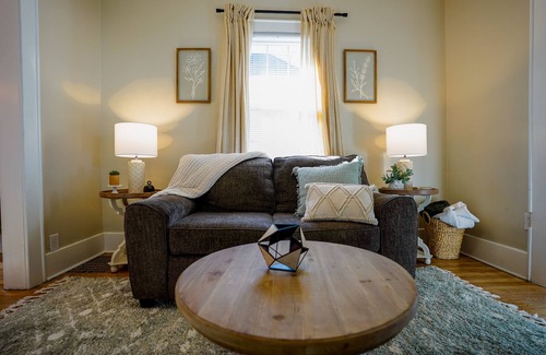 Syracuse Casa | Fully equipped- 1 bedroom Cute & Cozy Eastwood Bungalow