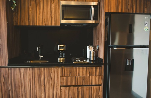 Cuauhtemoc Apartamento | Fully equipped kitchen, high speed internet, comfy queen-size bed and a small sofa bed.