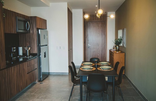 Cuauhtemoc Apartamento | Fully equipped kitchen, high speed internet, comfy queen-size bed and a small sofa bed.