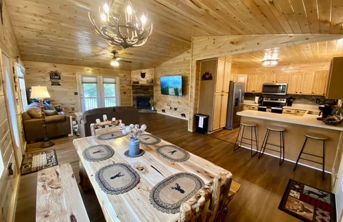 Sevierville Cabina | Fully fenced yard/Swing Set/Hot Tub/Pet and kids friendly