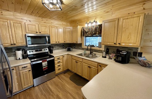 Sevierville Cabina | Fully fenced yard/Swing Set/Hot Tub/Pet and kids friendly