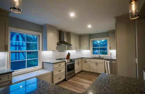 Grosse Pointe Apartamento | Fully-furnished rental in Grosse Pointe. Great for weddings and extended stays.