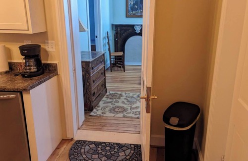 New Market Apartamento | Fully Furnished 1 Bedroom Flat in Historic Downtown New Market