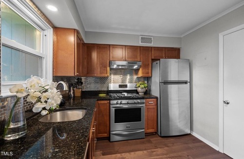 Chapel Hill Condominio | Fully Furnished 2-bedroom condo in charming Chapel Hill - Travel Nurse Friendly!