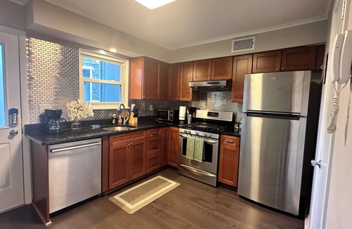 Chapel Hill Condominio | Fully Furnished 2-bedroom condo in charming Chapel Hill - Travel Nurse Friendly!