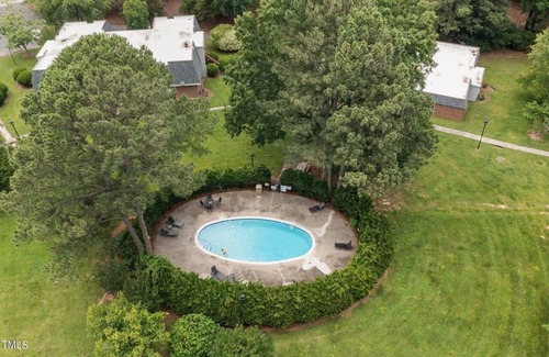 Chapel Hill Condominio | Fully Furnished 2-bedroom condo in charming Chapel Hill - Travel Nurse Friendly!