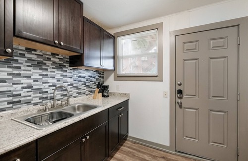 Olmos Park Apartamento | Fully Furnished 2BR/1BA Apt-Covered Parking- In-Unit Washer&Dryer-Monthly Rental