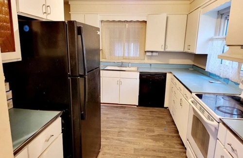 Salisbury Casa | Fully furnished 3-bedroom house sporting Queen-size beds in each room