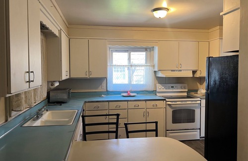 Salisbury Casa | Fully furnished 3-bedroom house sporting Queen-size beds in each room