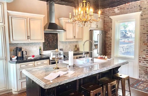 Downtown Kansas City Cabaña | Fully Furnished Adorable Carriage House in Heart of downtown Kansas City