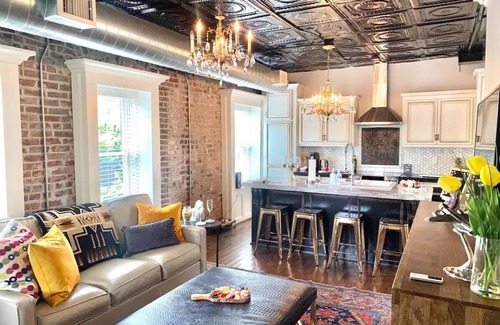 Downtown Kansas City Cabaña | Fully Furnished Adorable Carriage House in Heart of downtown Kansas City