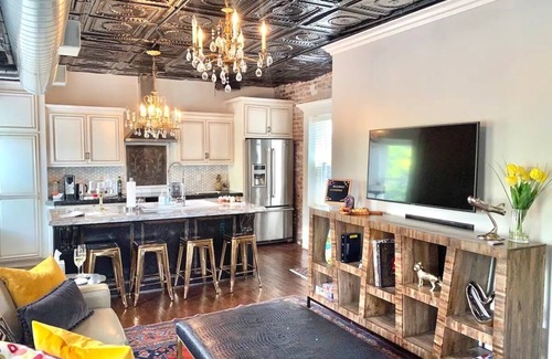 Downtown Kansas City Cabaña | Fully Furnished Adorable Carriage House in Heart of downtown Kansas City