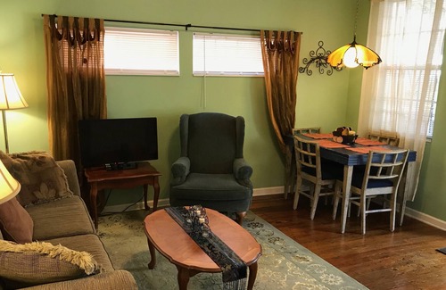 Eastside Apartamento | Totalmente amueblado, cercano al distrito histórico, tranquilo Culdesac, vecinos amigos