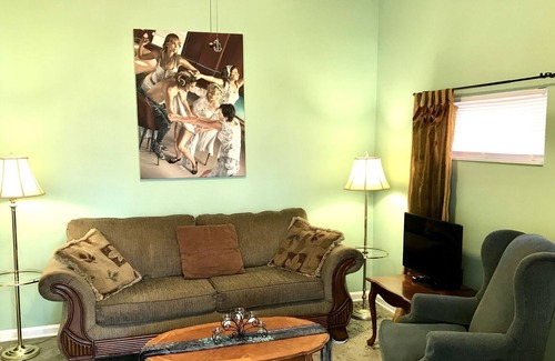 Eastside Apartamento | Totalmente amueblado, cercano al distrito histórico, tranquilo Culdesac, vecinos amigos