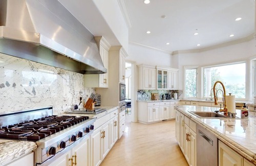 Sherman Oaks Casa | Fully Furnished Gated Beverly Hills Estate