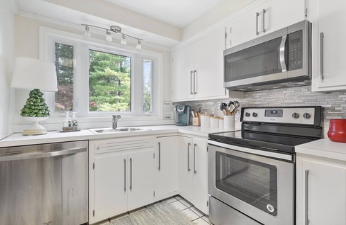 Grosse Pointe Casa | Fully furnished Grosse Pointe City rental