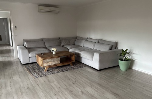 Westmeadows Casa | Fully furnished home 10 minutes from Melbourne Airport