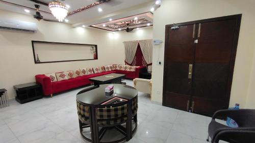 Bahria Town Villa | Fully Furnished Luxurious House Bahria Town Lhr