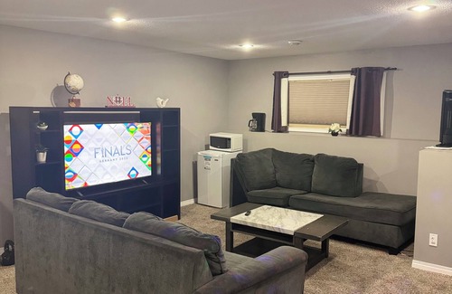 Brandon Condominio | FULLY FURNISHED PRIVATE BASEMENT IN A SERENE RESIDENTIAL NEIGHBOURHOOD!