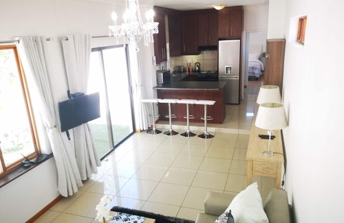 Milnerton Cabaña | Completamente amueblado, cocina, recientemente renovado, cabaña moderna, capacidad para 4