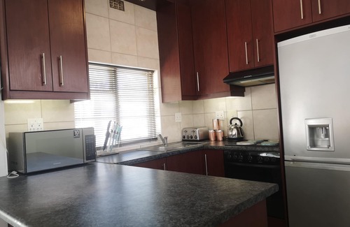 Milnerton Cabaña | Completamente amueblado, cocina, recientemente renovado, cabaña moderna, capacidad para 4
